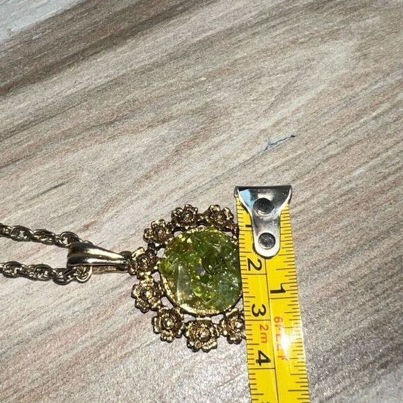 Vintage 1960's Green Jade Simulated Chip Pendant Necklace Gold Tone Link Chain - Picture 2 of 6